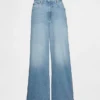 Jeans a gamba larga e caviglia, con vita alta e linea sinuosa