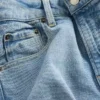 Jeans a gamba larga e caviglia, con vita alta e linea sinuosa
