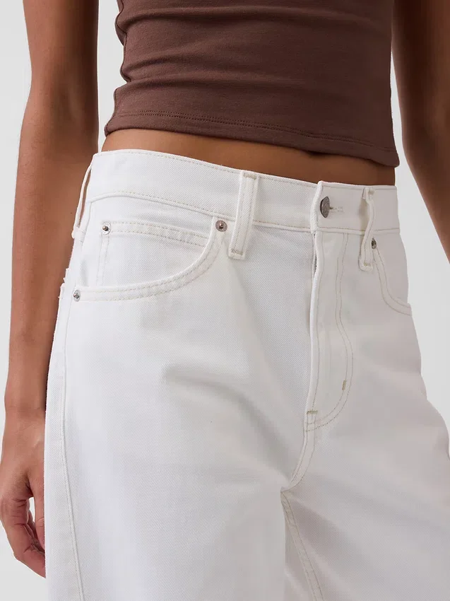 Jeans a vita alta dal taglio a botte