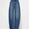 Jeans a vita alta dal taglio a botte