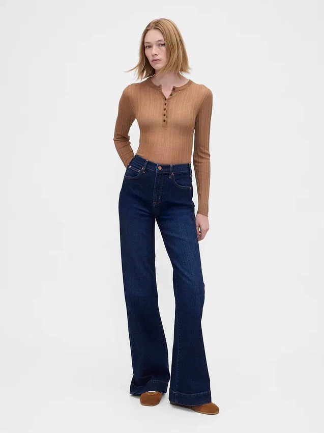 Jeans a vita alta dal taglio ampio e svasato