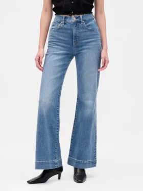 Jeans a vita alta dal taglio ampio e svasato