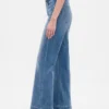Jeans a vita alta dal taglio ampio e svasato