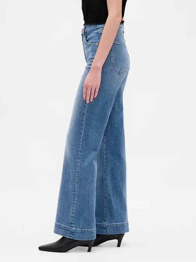 Jeans a vita alta dal taglio ampio e svasato