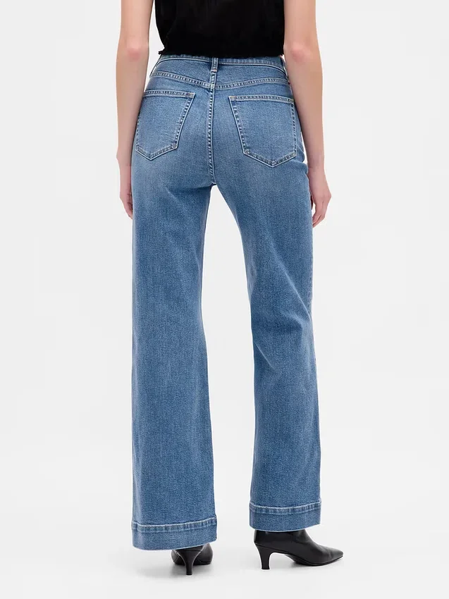 Jeans a vita alta dal taglio ampio e svasato