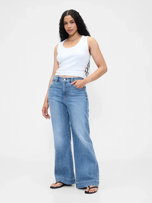 Jeans a vita alta dal taglio ampio e svasato