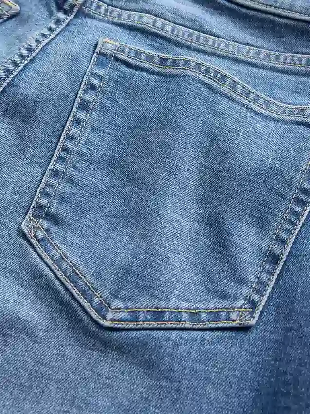Jeans a vita alta dal taglio ampio e svasato
