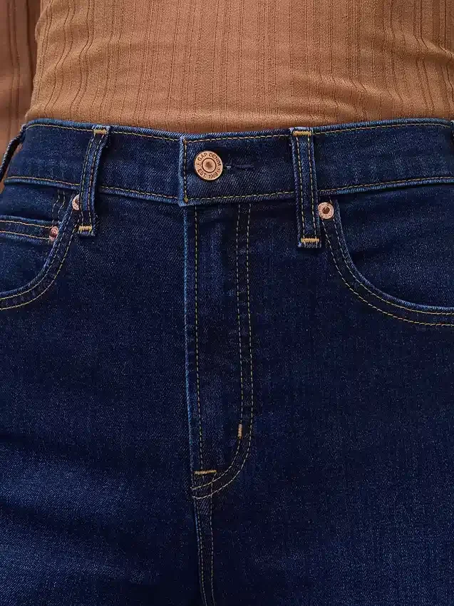 Jeans a vita alta dal taglio ampio e svasato