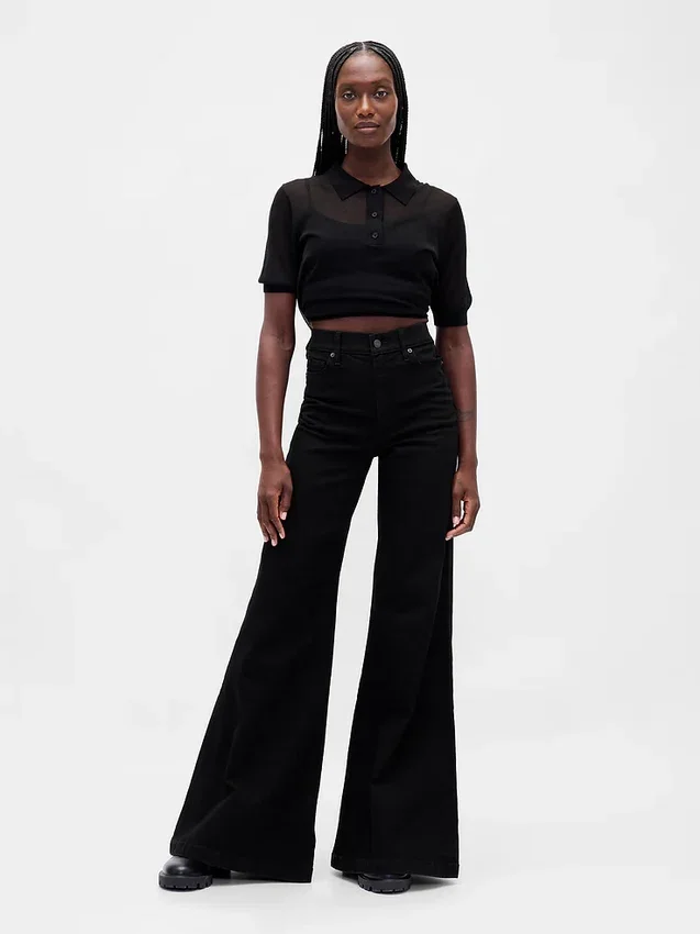 Jeans a vita alta e a zampa larga
