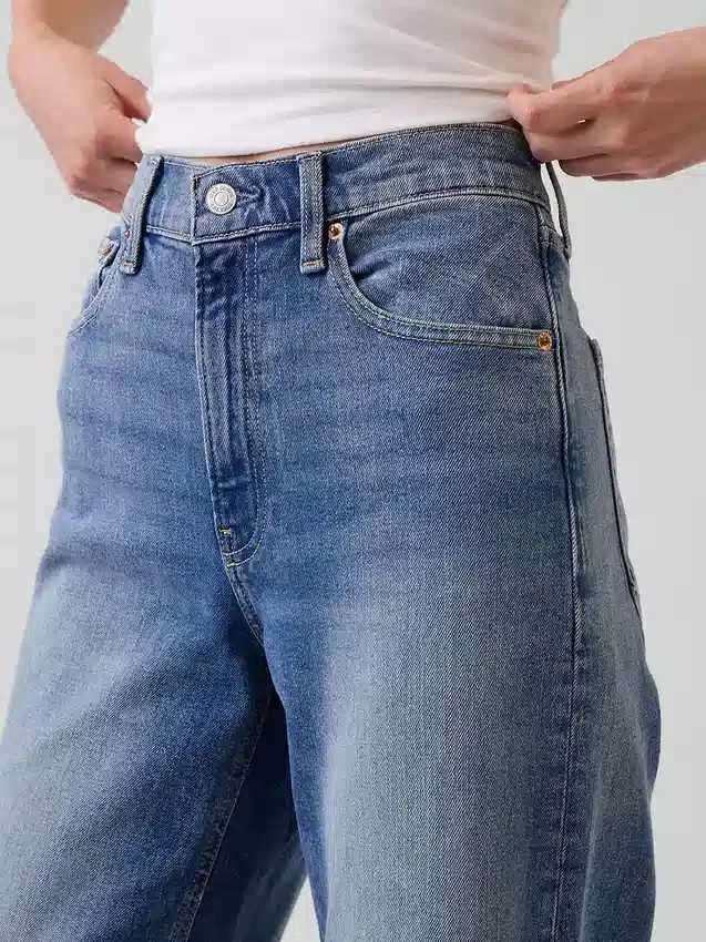 Jeans a vita alta, gamba larga e lunghezza alla caviglia