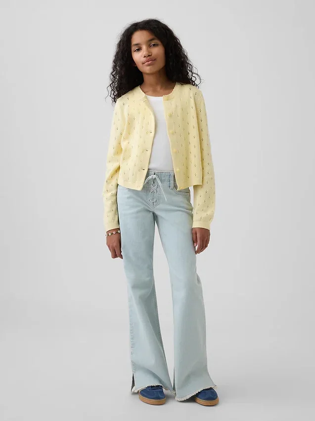 Jeans a vita bassa con chiusura allacciata e taglio svasato morbido per bambini