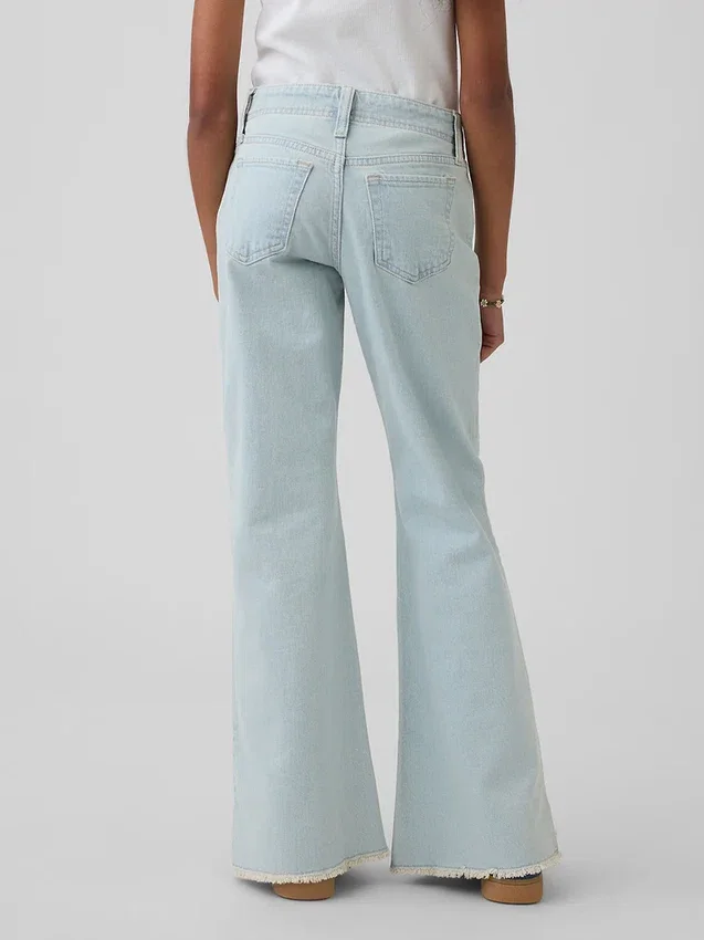 Jeans a vita bassa con chiusura allacciata e taglio svasato morbido per bambini