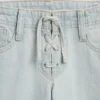 Jeans a vita bassa con chiusura allacciata e taglio svasato morbido per bambini
