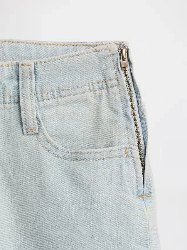 Jeans a vita bassa con chiusura allacciata e taglio svasato morbido per bambini