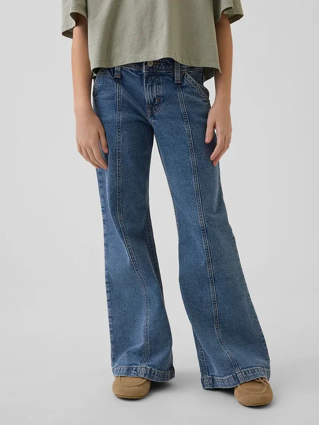 Jeans a vita bassa con cuciture e taglio svasato morbido per bambini