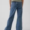 Jeans a vita bassa con cuciture e taglio svasato morbido per bambini
