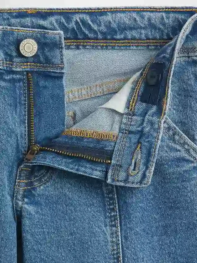 Jeans a vita bassa con cuciture e taglio svasato morbido per bambini