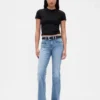 Jeans a vita bassa con tasche intrecciate, dal taglio lungo e slanciato