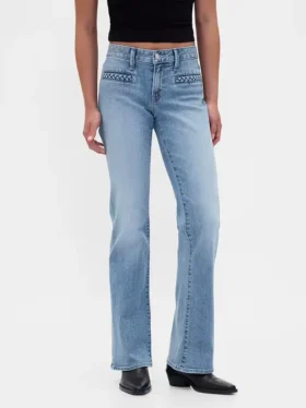 Jeans a vita bassa con tasche intrecciate, dal taglio lungo e slanciato