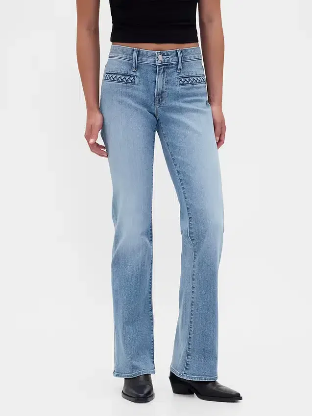 Jeans a vita bassa con tasche intrecciate, dal taglio lungo e slanciato