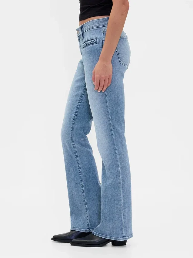 Jeans a vita bassa con tasche intrecciate, dal taglio lungo e slanciato