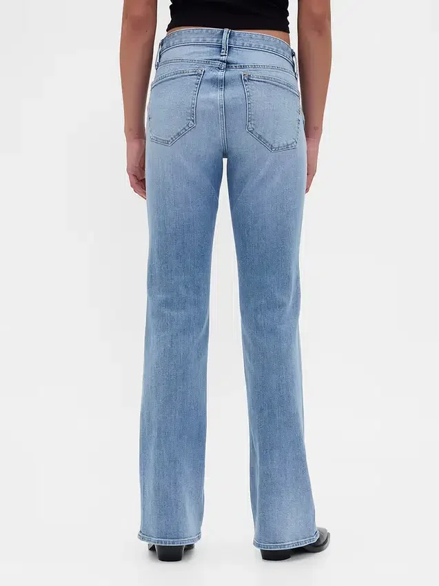 Jeans a vita bassa con tasche intrecciate, dal taglio lungo e slanciato