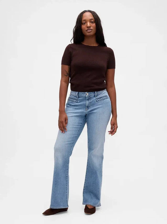 Jeans a vita bassa con tasche intrecciate, dal taglio lungo e slanciato