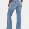 Jeans a vita bassa con tasche intrecciate, dal taglio lungo e slanciato