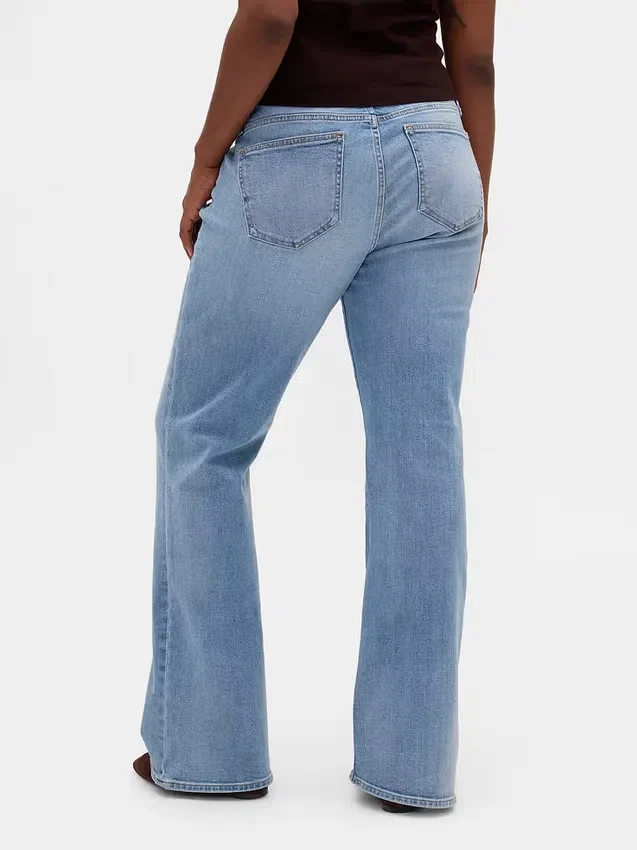 Jeans a vita bassa con tasche intrecciate, dal taglio lungo e slanciato