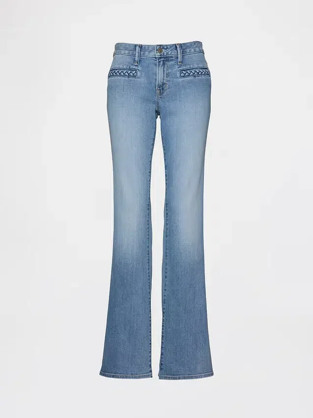 Jeans a vita bassa con tasche intrecciate, dal taglio lungo e slanciato