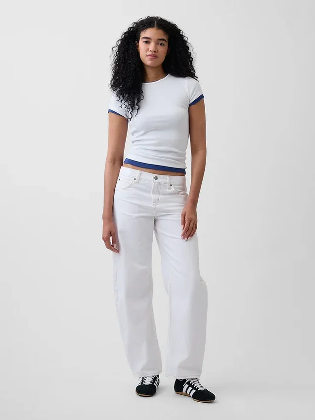 Jeans a vita bassa dal taglio a barilotto
