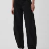 Jeans a vita bassa dal taglio a barilotto