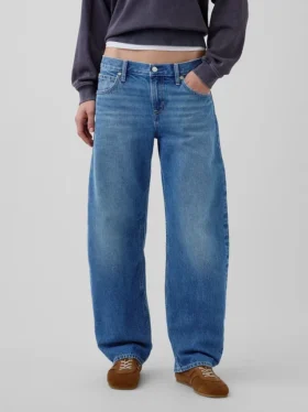 Jeans a vita bassa dal taglio a barilotto