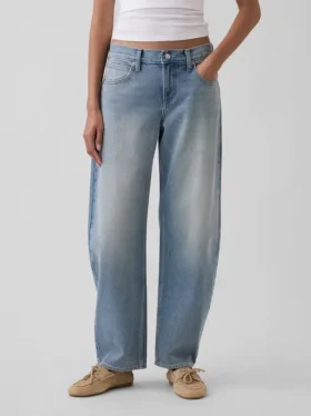 Jeans a vita bassa dal taglio a barilotto