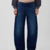 Jeans a vita bassa dal taglio a barilotto