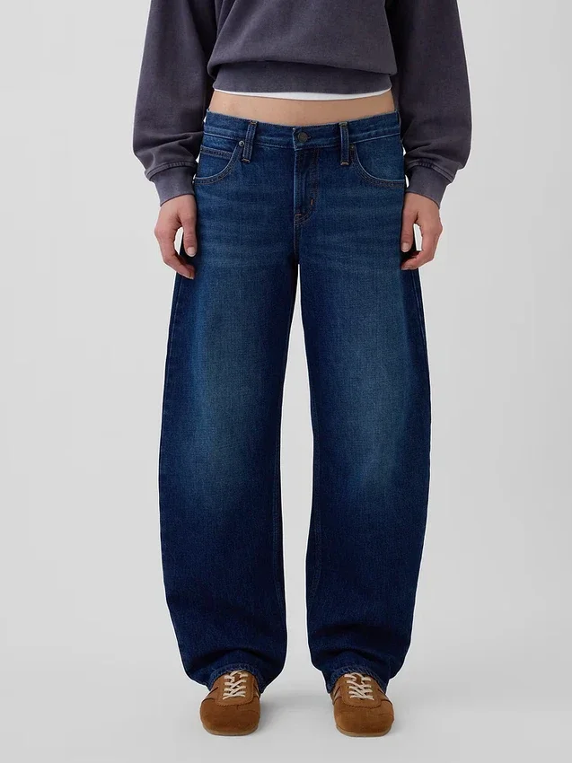 Jeans a vita bassa dal taglio a barilotto