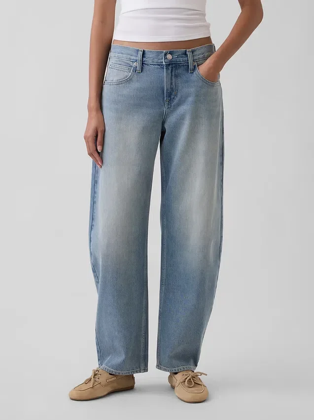 Jeans a vita bassa dal taglio a barilotto