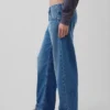 Jeans a vita bassa dal taglio a barilotto