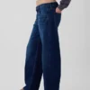 Jeans a vita bassa dal taglio a barilotto