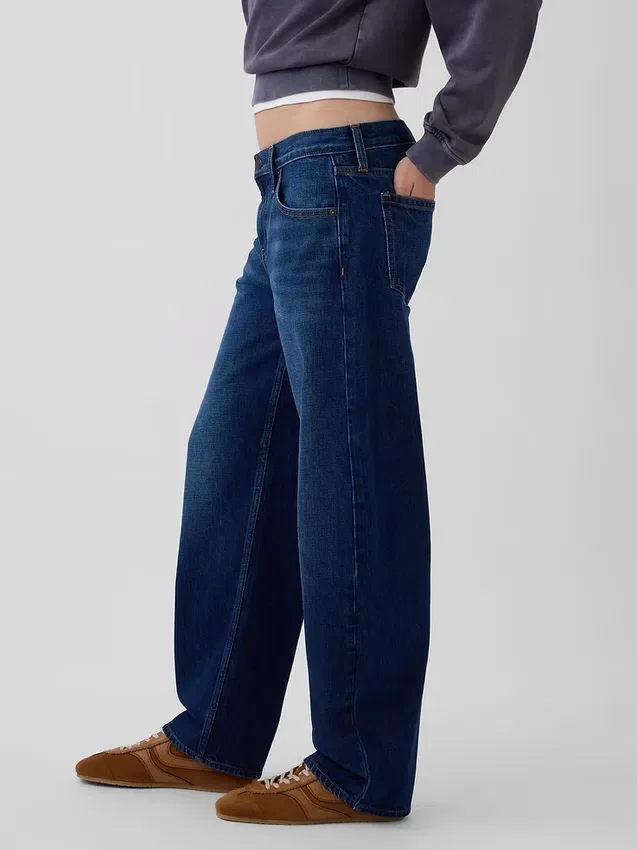 Jeans a vita bassa dal taglio a barilotto