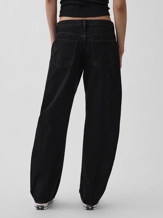 Jeans a vita bassa dal taglio a barilotto