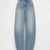 Jeans a vita bassa dal taglio a barilotto