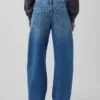 Jeans a vita bassa dal taglio a barilotto