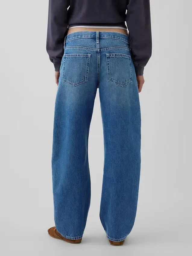 Jeans a vita bassa dal taglio a barilotto