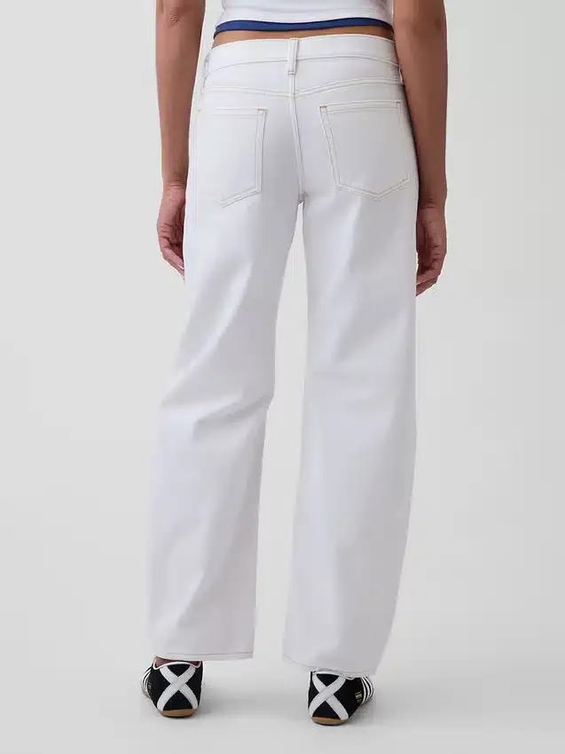 Jeans a vita bassa dal taglio a barilotto