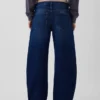 Jeans a vita bassa dal taglio a barilotto