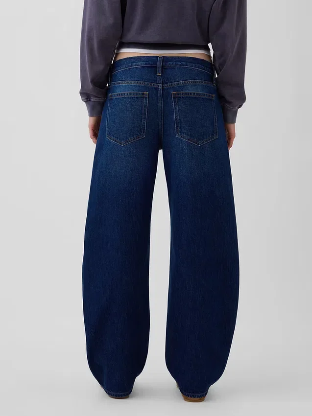 Jeans a vita bassa dal taglio a barilotto