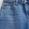 Jeans a vita bassa dal taglio a barilotto