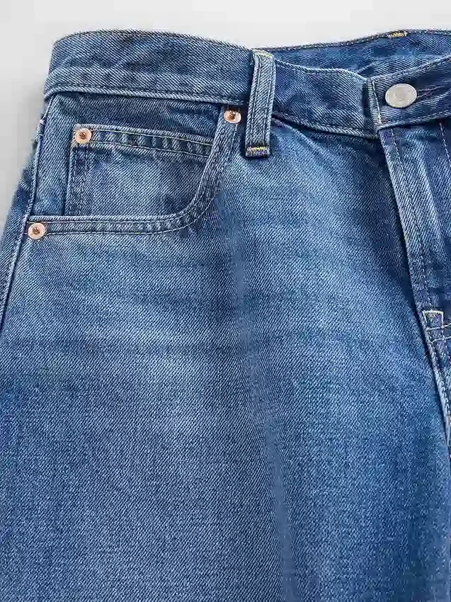 Jeans a vita bassa dal taglio a barilotto