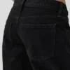 Jeans a vita bassa dal taglio a barilotto